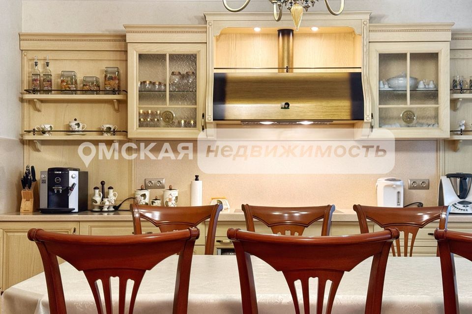 Продаётся 4-комнатная квартира, 145 м²