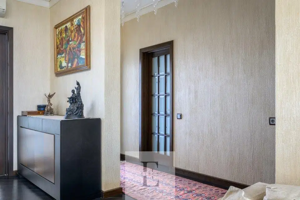 Продаётся 4-комнатная квартира, 154.7 м²