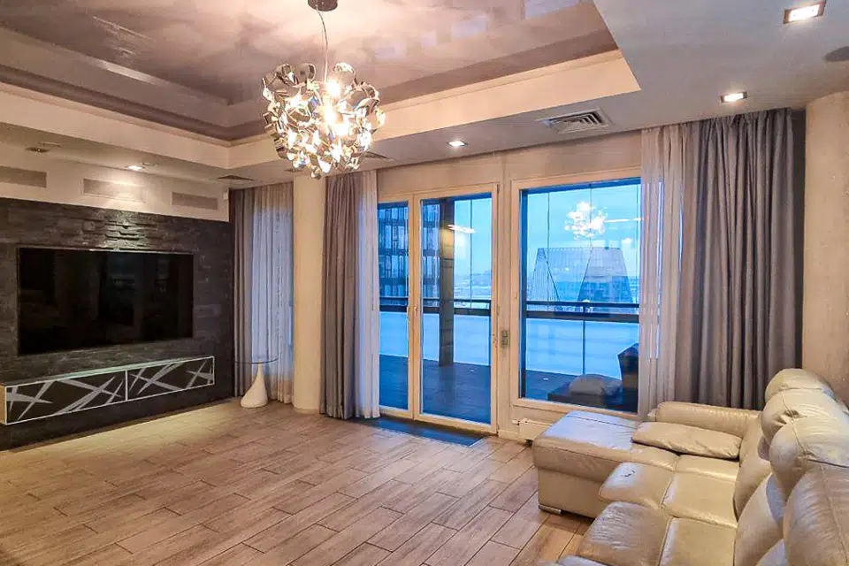 Продаётся 4-комнатная квартира, 205 м²