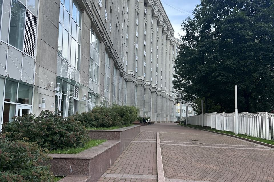 Продаётся 3-комнатная квартира, 143 м²