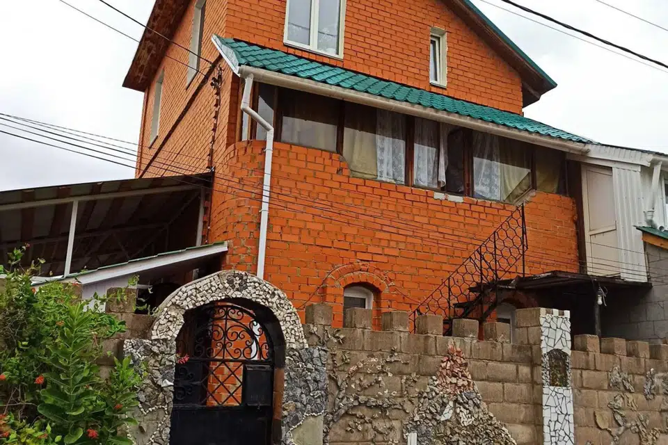 Продаётся 3-этажный дом, 200 м²