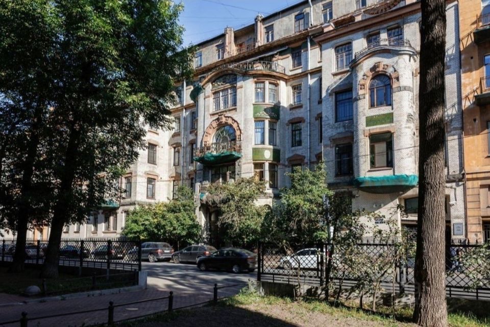 Продаётся 4-комнатная квартира, 200 м²