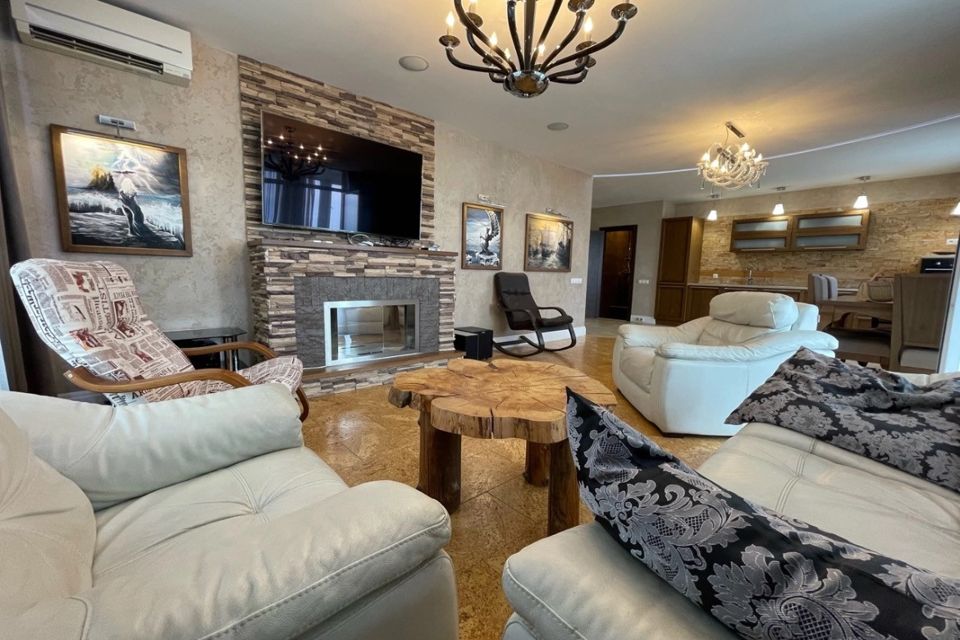 Сдаётся 3-комнатная квартира, 130 м²