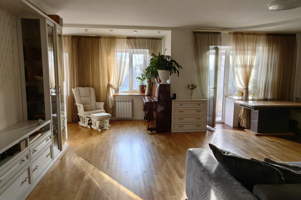 Продаётся 3-комнатная квартира, 156 м²