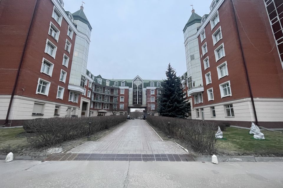 Продаётся 4-комнатная квартира, 222.1 м²