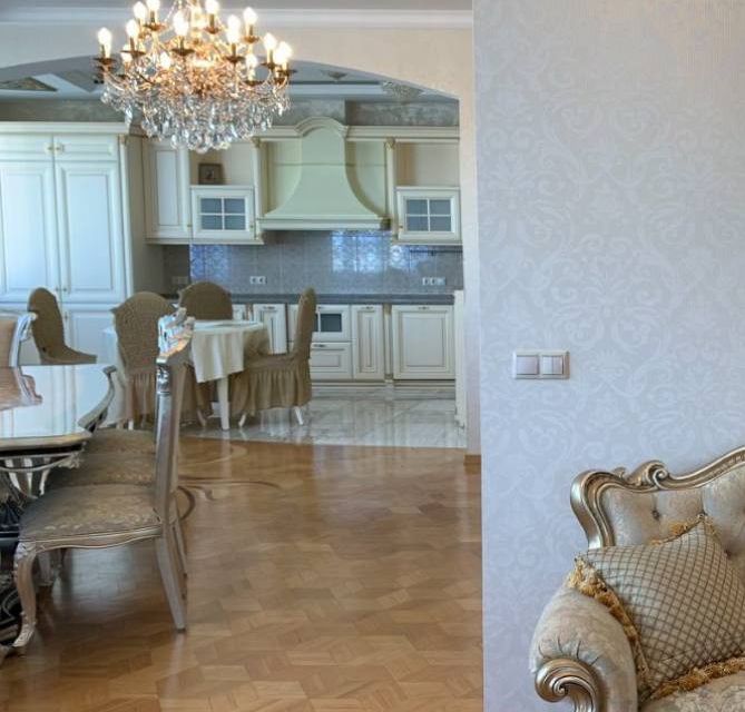 Продаётся 5-комнатная квартира, 250 м²