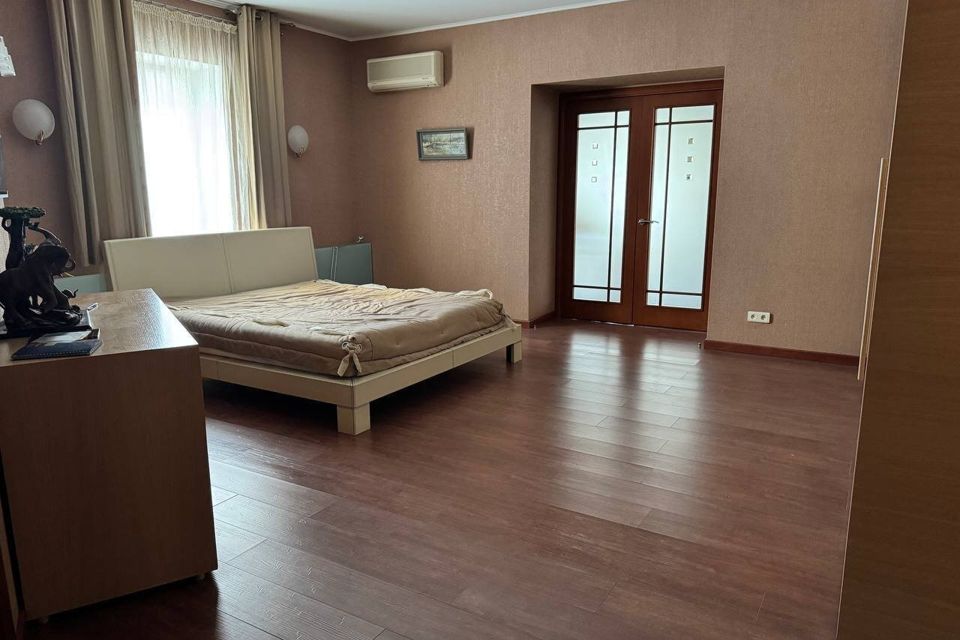 Продаётся 5-комнатная квартира, 215 м²