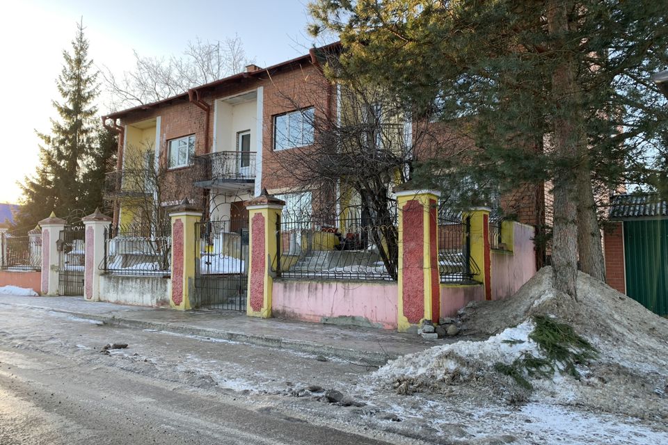 Продаётся 5-комнатная квартира, 180 м²