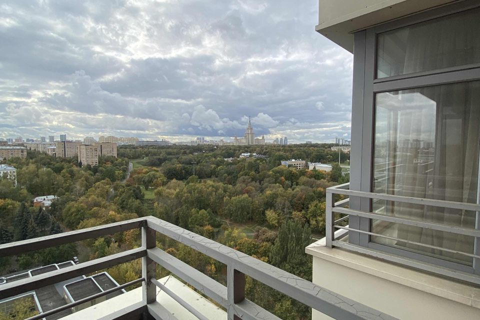 Продаётся 4-комнатная квартира, 220.1 м²