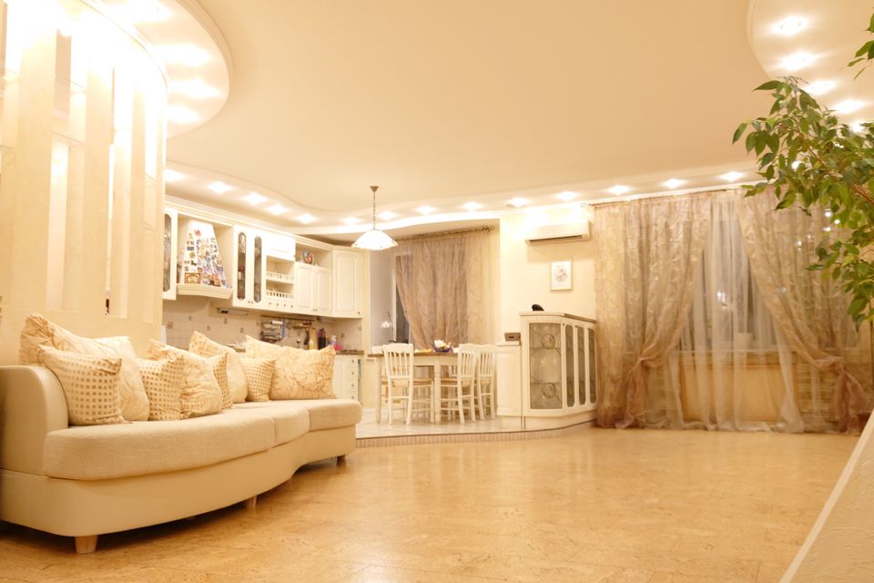 Продаётся 4-комнатная квартира, 140.5 м²