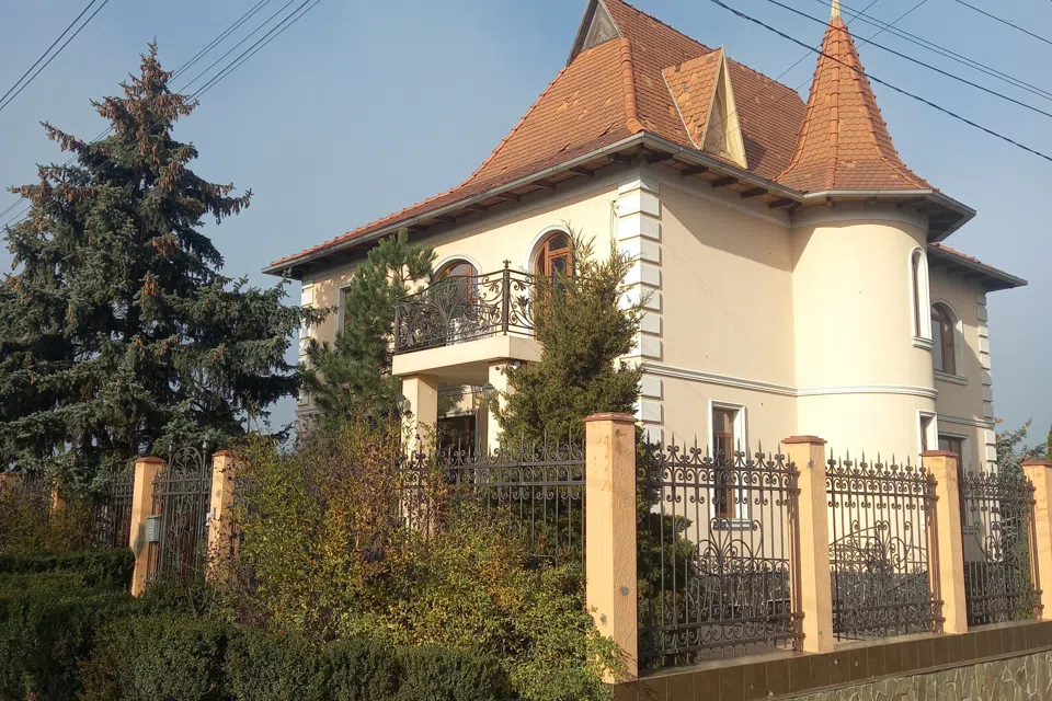 Продаётся 2-этажный дом, 277 м²