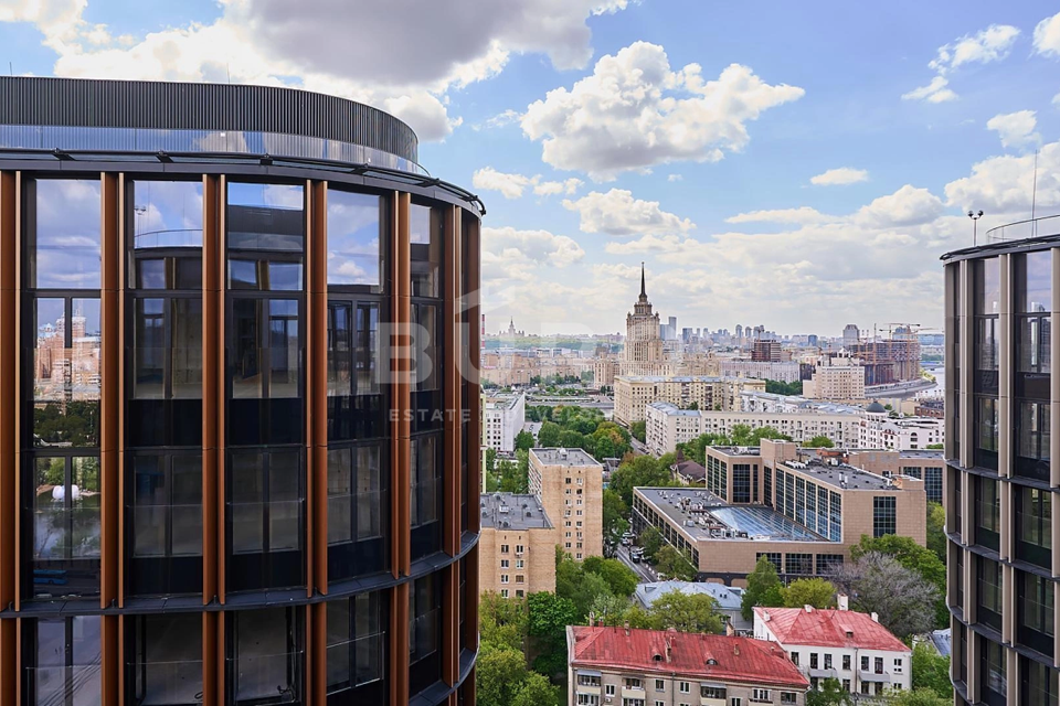 Продаётся 4-комнатная квартира, 372.1 м²