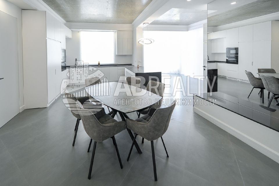 Продаётся 4-комнатная квартира, 185 м²