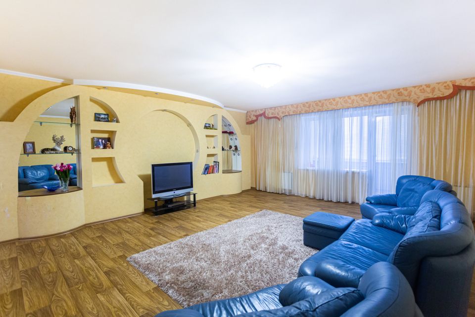 Продаётся 4-комнатная квартира, 179.2 м²