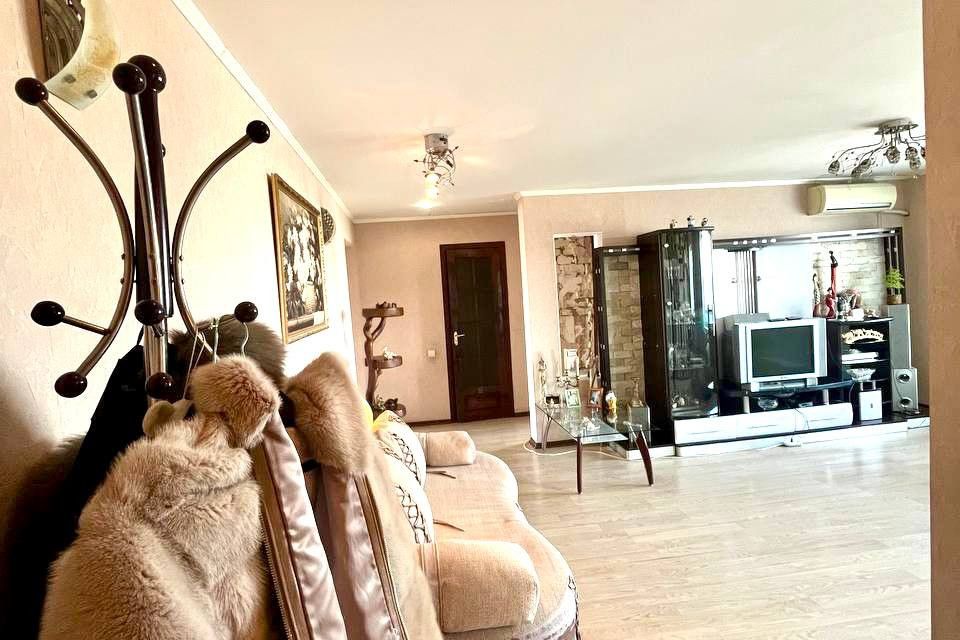 Продаётся 4-комнатная квартира, 90 м²