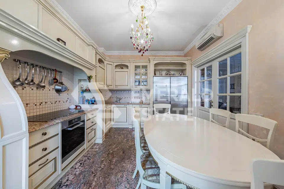 Продаётся 4-комнатная квартира, 154.3 м²
