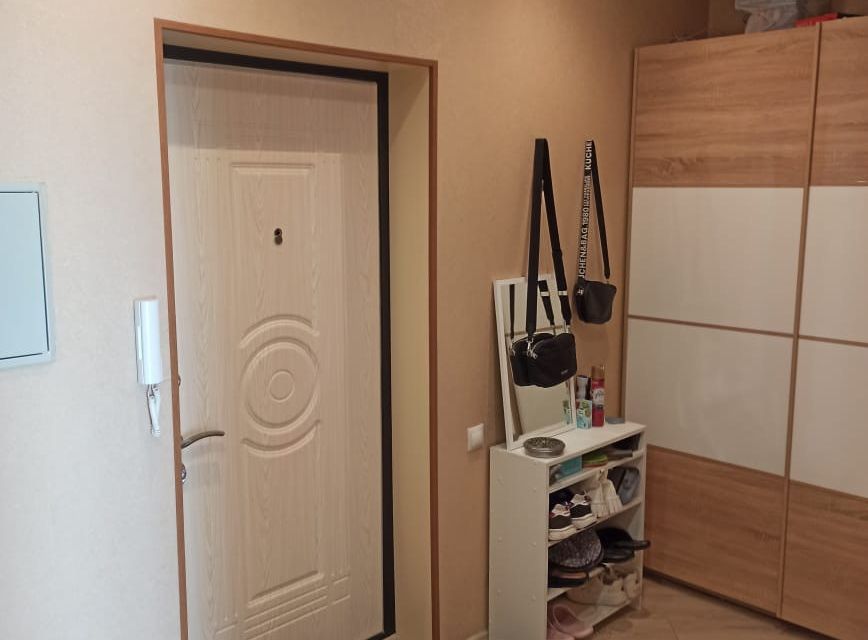 Продаётся 1-комнатная квартира, 42 м²