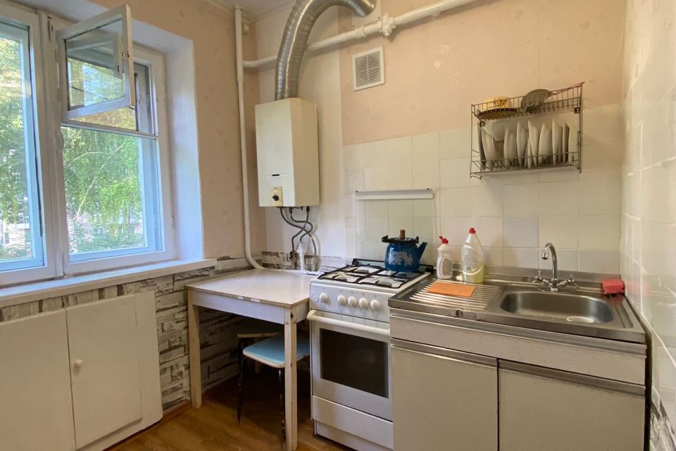Продаётся 4-комнатная квартира, 60.9 м²