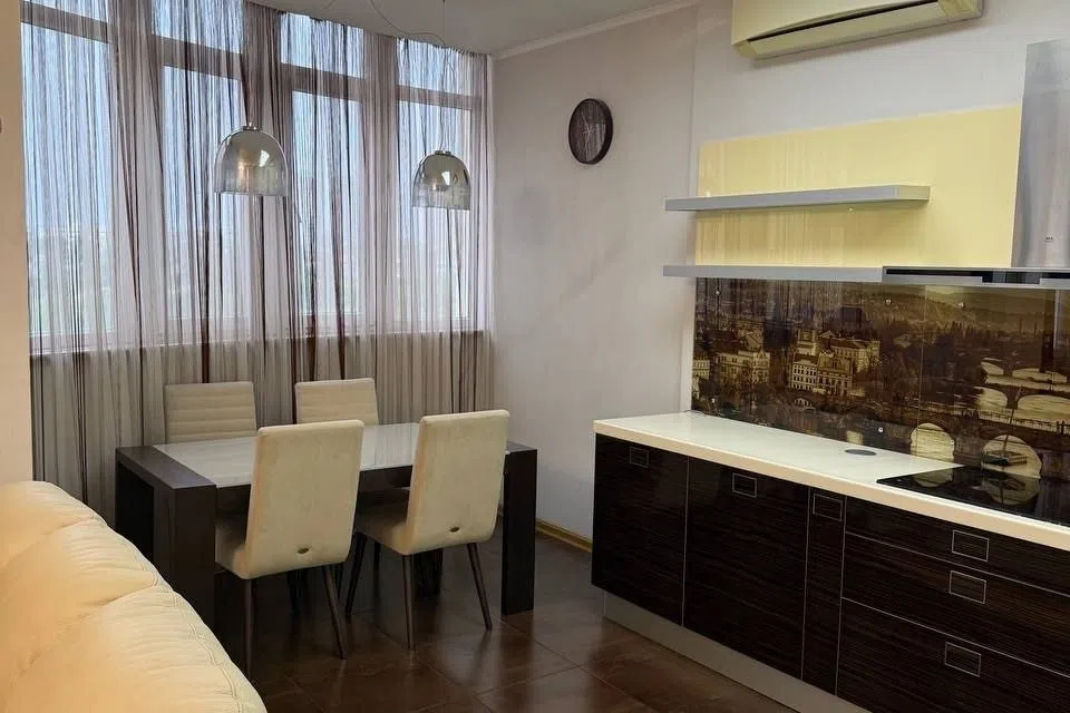 Продаётся 4-комнатная квартира, 150 м²