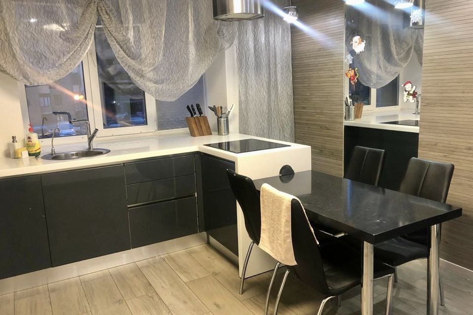 Продаётся 4-комнатная квартира, 138 м²