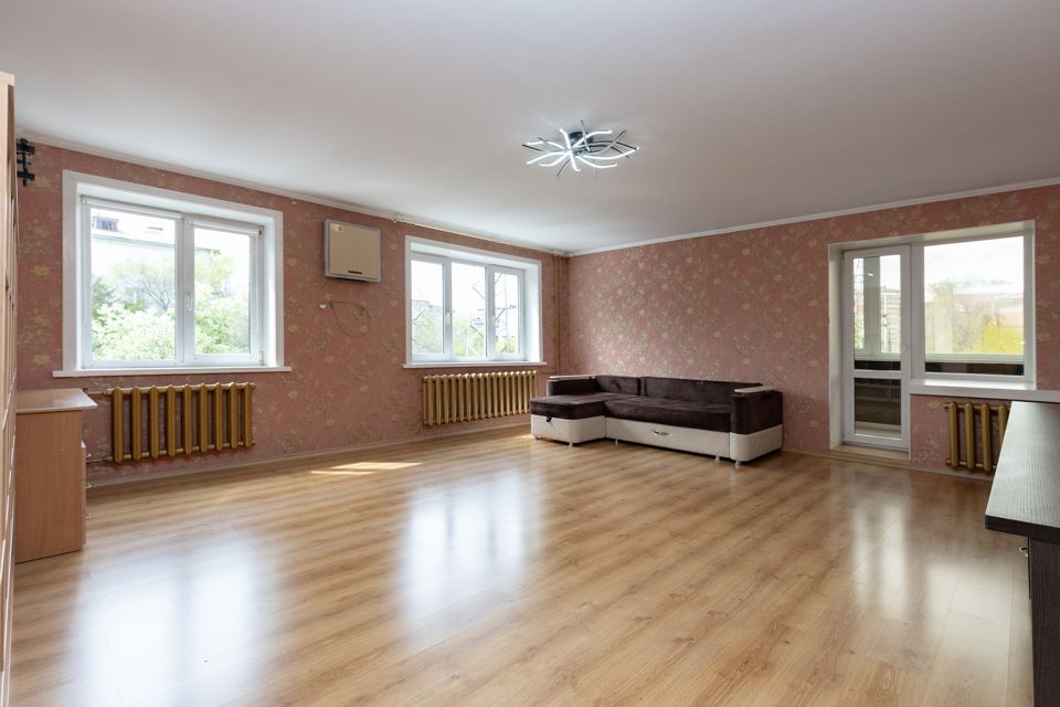 Продаётся 4-комнатная квартира, 136 м²