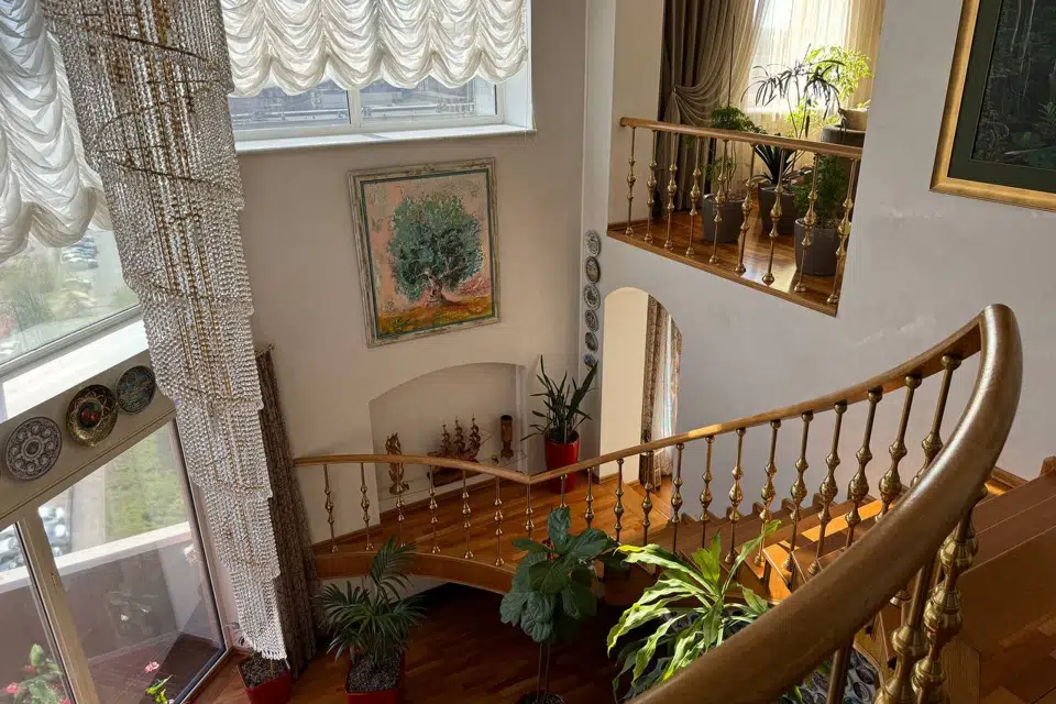 Продаётся 5-комнатная квартира, 284.5 м²