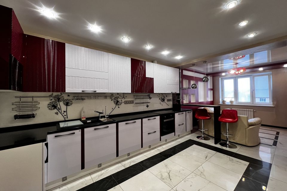 Продаётся 4-комнатная квартира, 132 м²