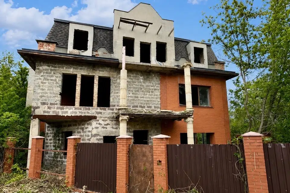Продаётся 3-этажный дом, 600 м²
