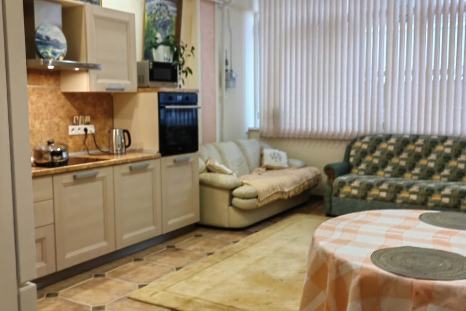 Продаётся 1-комнатная квартира, 64 м²
