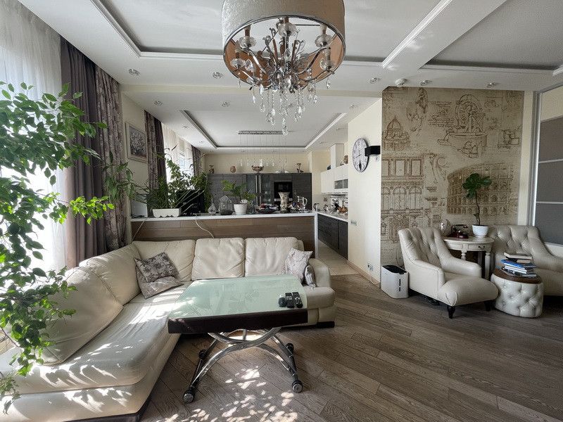 Продаётся 3-комнатная квартира, 144.5 м²