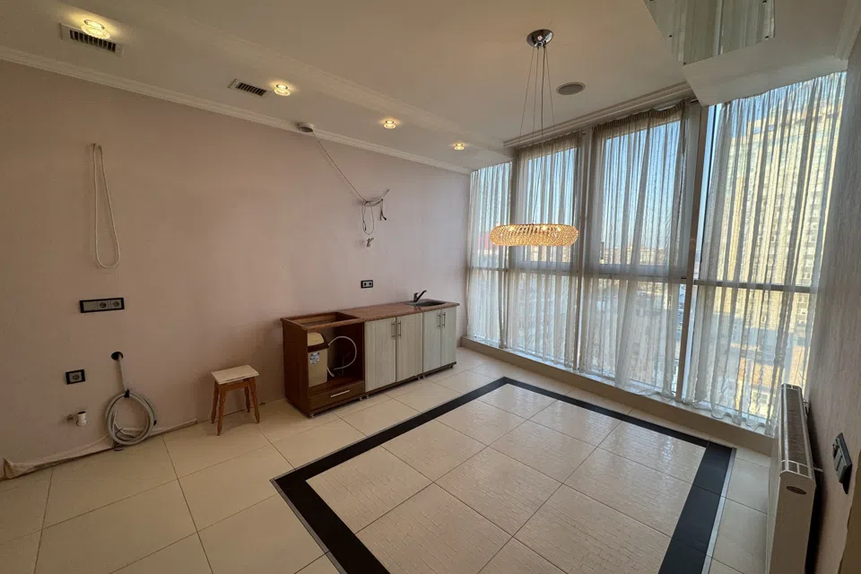 Продаётся 3-комнатная квартира, 140 м²