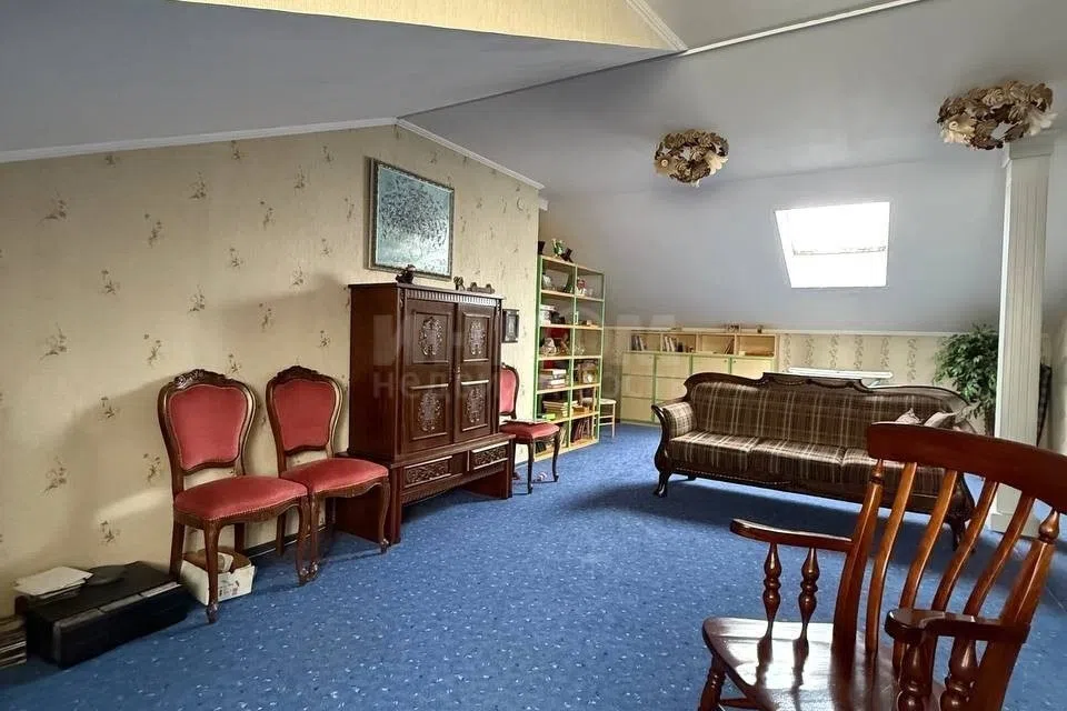 Продаётся 3-комнатная квартира, 196 м²