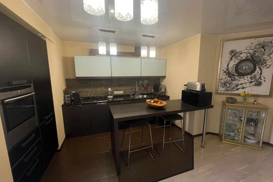 Продаётся 4-комнатная квартира, 130 м²