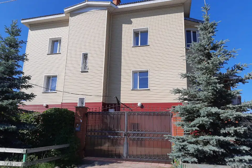 Продаётся 3-этажный дом, 240 м²