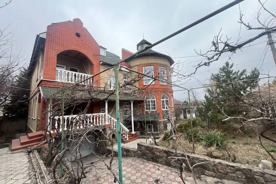 Продаётся 3-этажный дом, 550 м²