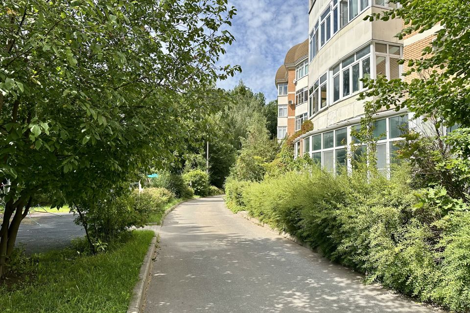 Продаётся 4-комнатная квартира, 222 м²