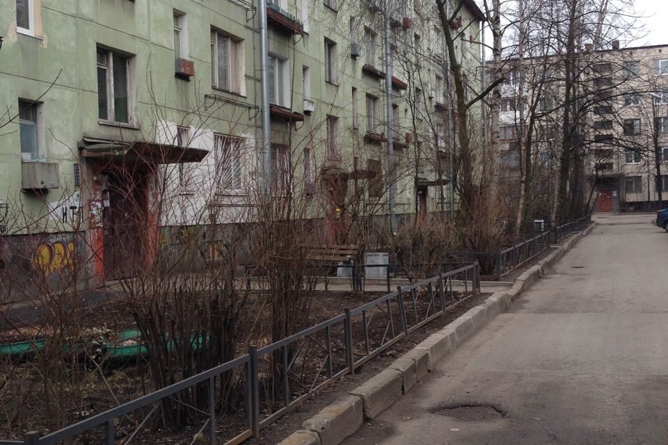 Продаётся 4-комнатная квартира, 48.9 м²