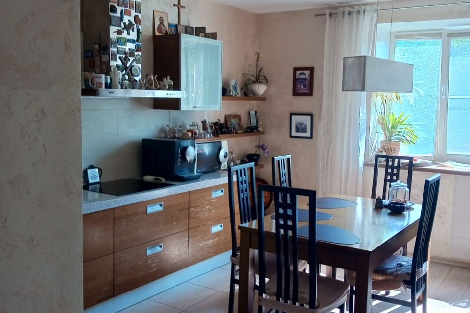 Продаётся 4-комнатная квартира, 130 м²