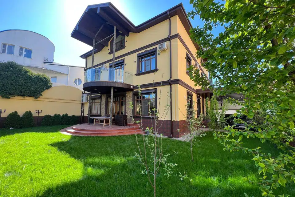 Продаётся 3-этажный дом, 486 м²