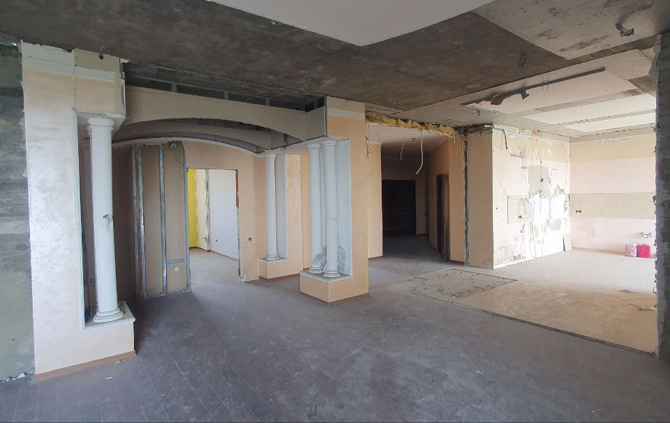 Продаётся 4-комнатная квартира, 194 м²