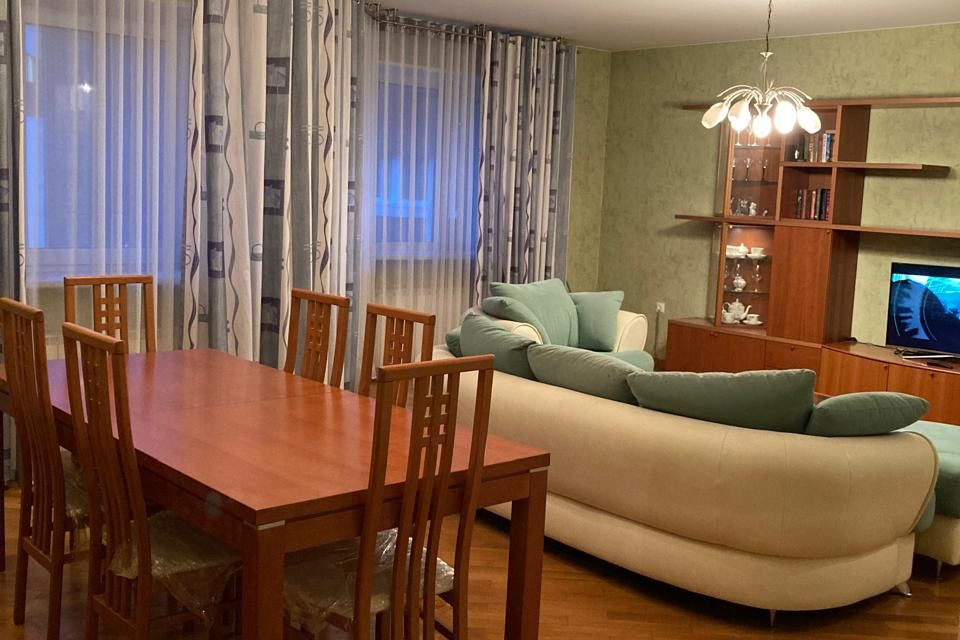 Продаётся 3-комнатная квартира, 118 м²