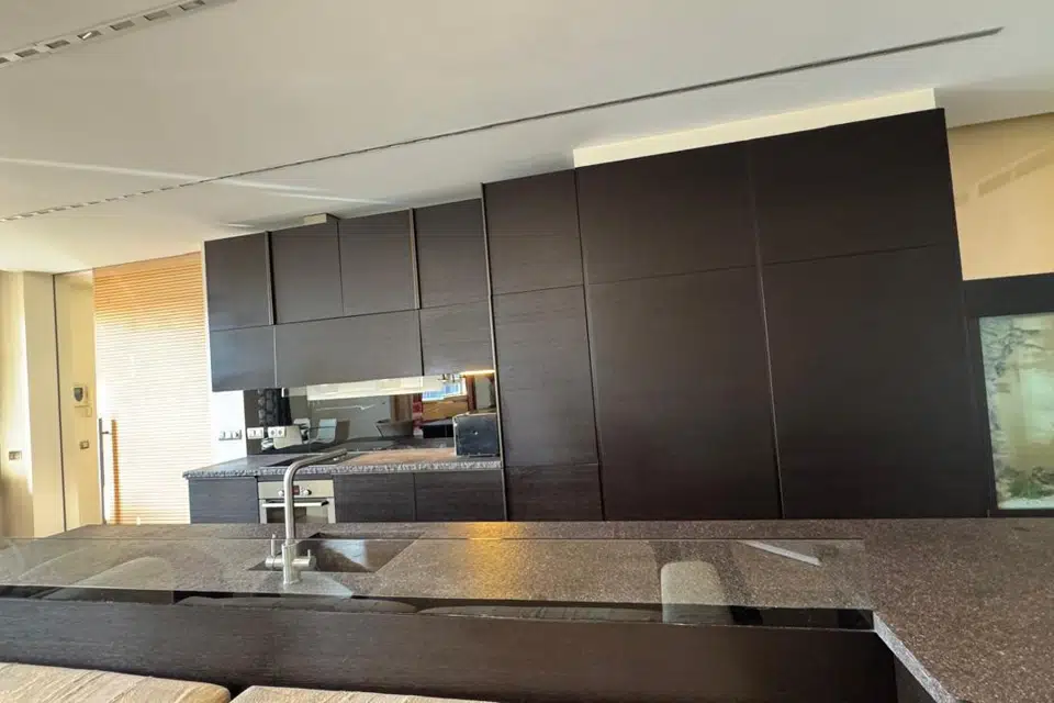 Продаётся 4-комнатная квартира, 200.6 м²