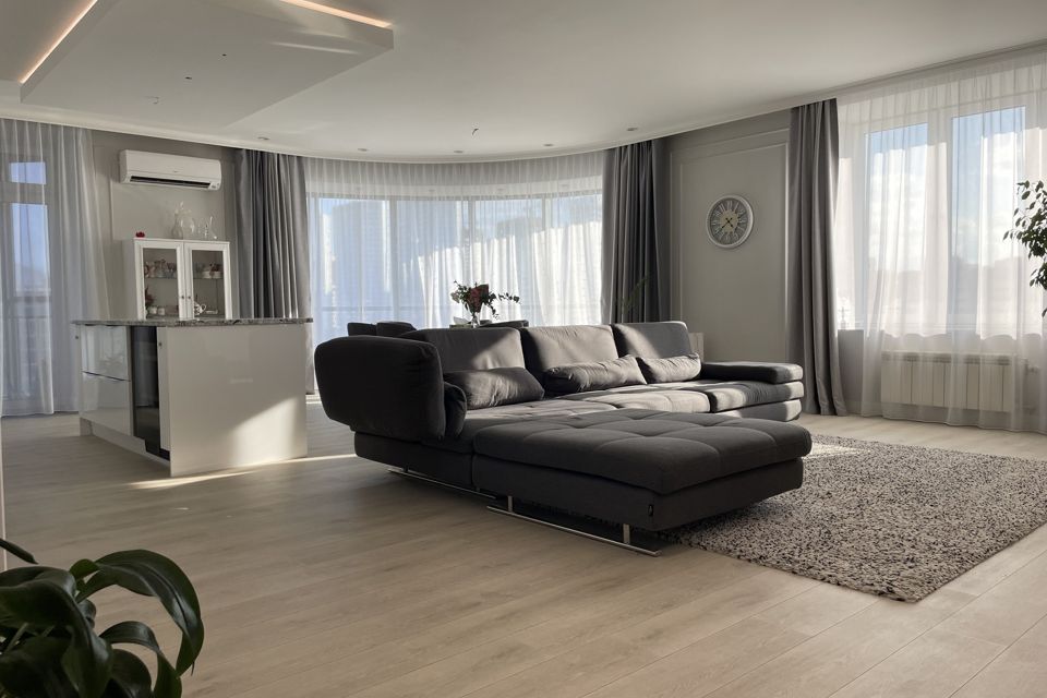 Продаётся 4-комнатная квартира, 174.6 м²