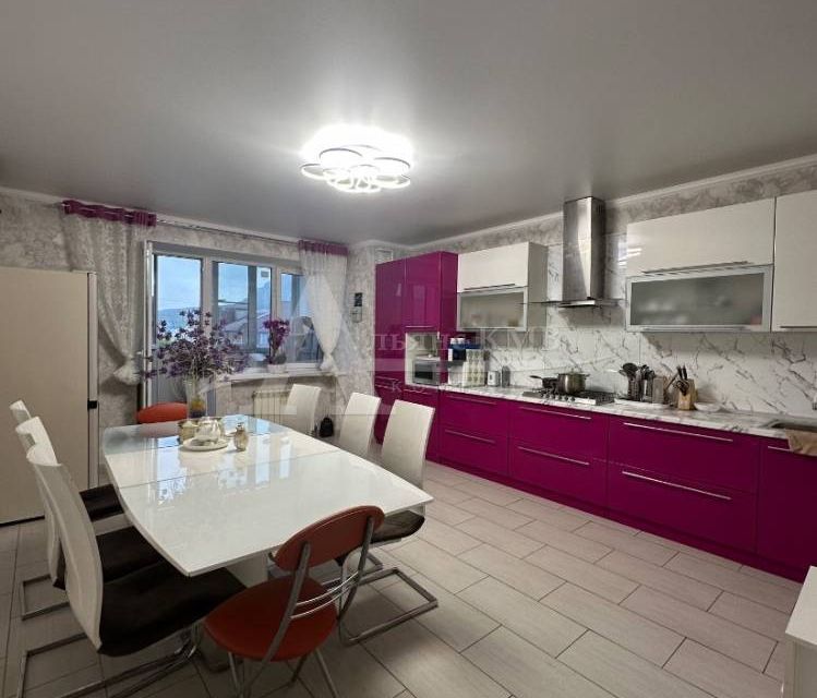 Продаётся 3-комнатная квартира, 130 м²