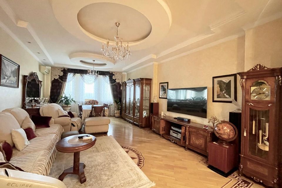 Продаётся 4-комнатная квартира, 161 м²