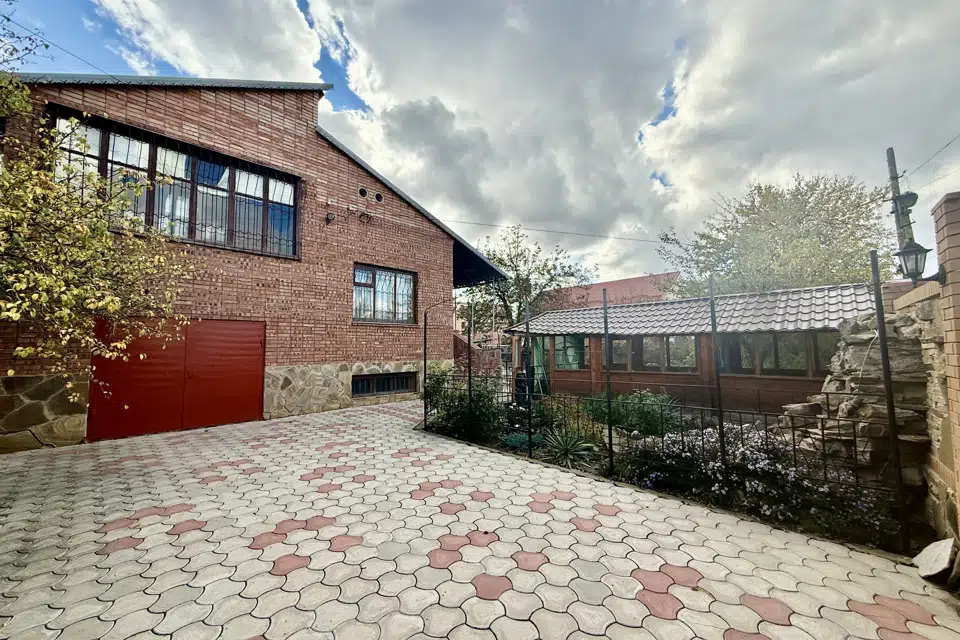 Продаётся 2-этажный дом, 200 м²