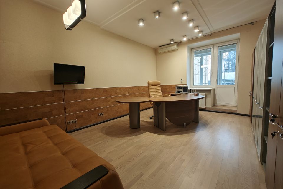 Продаётся 4-комнатная квартира, 161.3 м²
