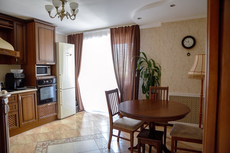 Продаётся 4-комнатная квартира, 132 м²