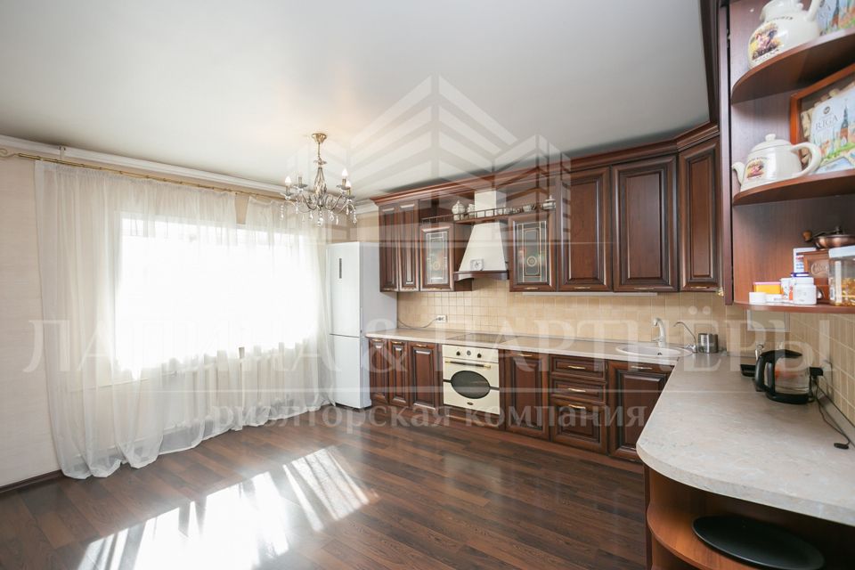Продаётся 4-комнатная квартира, 195 м²