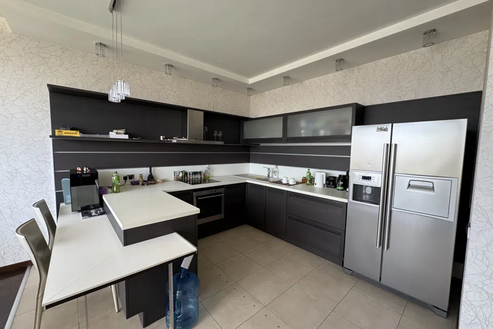 Продаётся 3-комнатная квартира, 140 м²